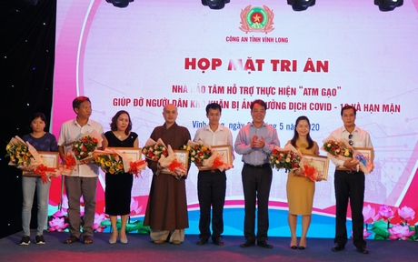 Ông Lữ Quang Ngời- Phó Bí thư Tỉnh ủy, Chủ tịch UBND tỉnh Vĩnh Long tặng bằng khen của UBND tỉnh cho các  tập thể và cá nhân.