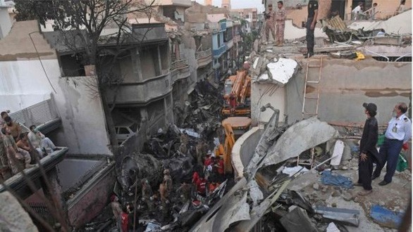Máy bay Airbus A320 của hãng Hàng không Quốc tế Pakistan (PIA) đã rơi xuống một khu dân cư - Ảnh: AFP