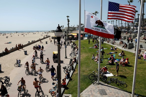 Người dân Califorinia ùa ra biển tắm nắng, câu cá, vui chơi trong dịp cuối tuần trùng với lễ Memorial Day vừa qua nhưng chỉ vài người đeo khẩu trang - Ảnh: REUTERS