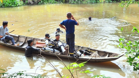 Lực lượng cứu nạn cứu hộ triển khai đội hình tìm kiếm nạn nhân.