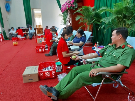 Đội ngũ cán bộ, công chức, viên chức, người lao động tại các cơ quan, đơn vị trên địa bàn tỉnh, mỗi năm tham gia hiến tặng trên 400 đơn vị máu.