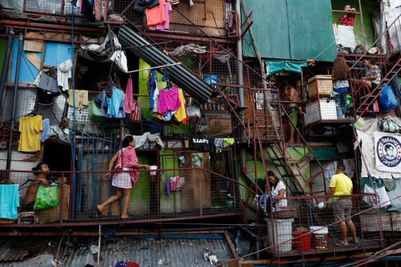 Người dân sống trong một khu nhà ổ chuột ở Tondo, Manila, ngày 4/5/2020. Ảnh: Reuters 