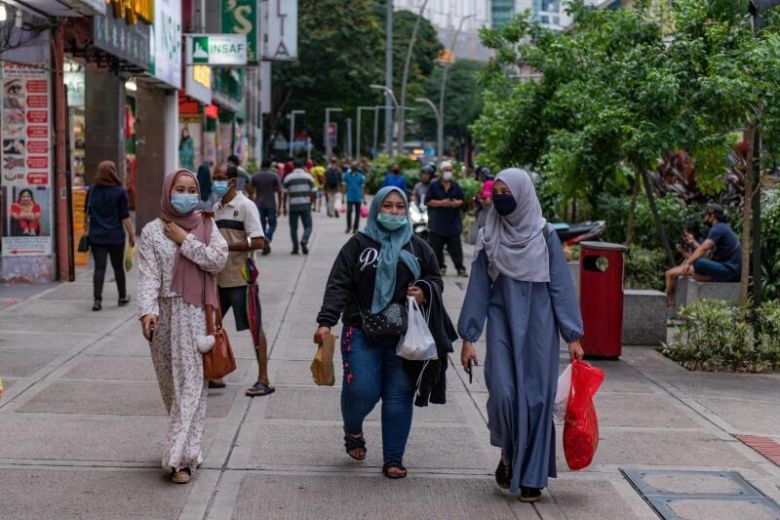 Người dân đeo khẩu trang phòng dịch tại Kuala Lumpur ngày 21/5/2020. Ảnh: AFP
