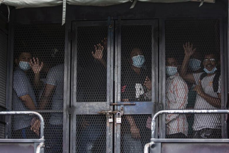Công nhân nhập cư được đưa tới trung tâm giam giữ ở Petaling Jaya, Malaysia ngày 20/5. Ảnh: EPA-EFE