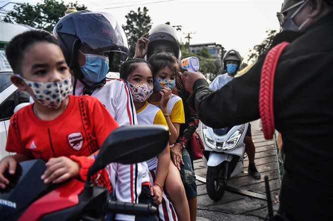 Người dân đeo khẩu trang phòng lây nhiễm COVID-19 tại Bangkok, Thái Lan ngày 22/5/2020. Ảnh: AFP/ TTXVN