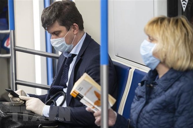 Người dân đeo khẩu trang phòng lây nhiễm COVID-19 trên tàu điện ngầm ở Moskva, Nga. (Ảnh: THX/TTXVN)