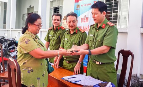 Bà Phan Hương Thủy giao nộp 2 khẩu súng cùng các viên đạn cho lực lượng công an.