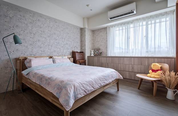 Trong phòng ngủ chính, giấy dán tường hoa đơn giản và thanh lịch trải đều khắp phòng, tạo ra nơi ngủ nghỉ ấm cúng.