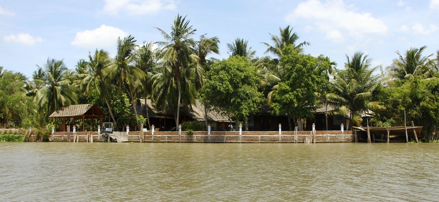Điểm du lịch Coco Riverside Lodge (xã Trung Nghĩa- Vũng Liêm) có không gian thoáng đãng mát mẻ hướng ra sông, là nơi nghỉ dưỡng lý tưởng cho những ai muốn tận hưởng giây phút yên bình.