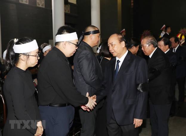  Thủ tướng Nguyễn Xuân Phúc chia buồn cùng gia quyến đồng chí Vũ Mão. (Ảnh: Trọng Đức/TTXVN)