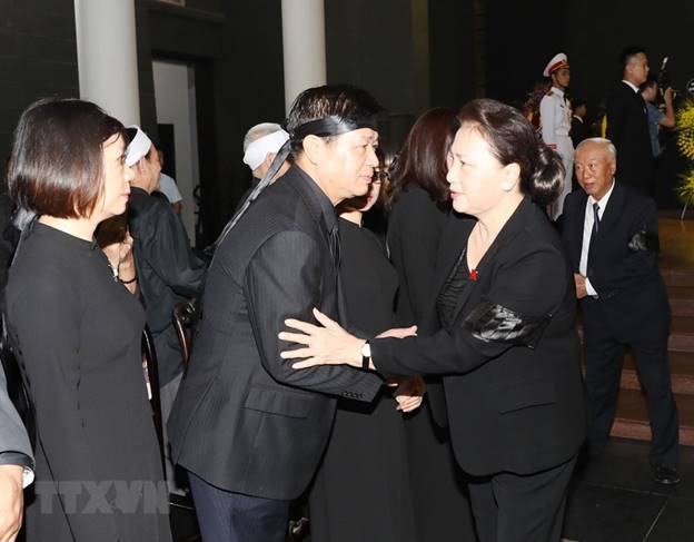  Chủ tịch Quốc hội Nguyễn Thị Kim Ngân chia buồn với gia quyến đồng chí Vũ Mão. (Ảnh: Trọng Đức/TTXVN)