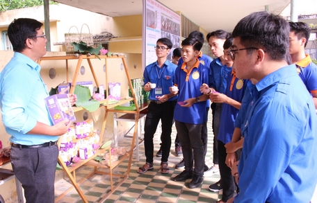 Tuổi trẻ ra sức thi đua học tập, lao động, sáng tạo khởi nghiệp. Trong ảnh: Anh Nguyễn Thanh Việt với dự án khởi nghiệp từ khoai lang.