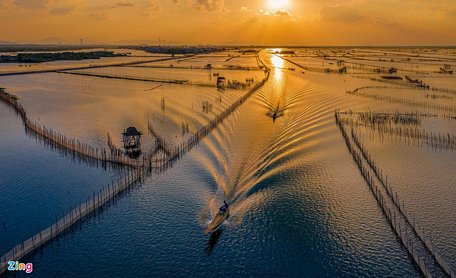 Đầm Cầu Hai thuộc huyện Phú Lộc, tỉnh Thừa Thiên Huế, là khu đầm lớn nhất thuộc hệ thống phá Tam Giang. Nước trong đầm là nước ngọt, thường chuyển sang lợ vào mùa khô, đây là nơi hứng nước của các con sông lớn trong địa phương. Ảnh: Kelvin Long/Zing.vn