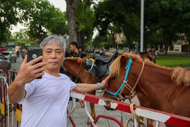 Rất đông người dân Thủ đô tỏ ra hào hứng với những chú ngựa thuộc biên chế Bộ Tư lệnh Cảnh sát cơ động. (Ảnh: Minh Sơn/Vietnam+)