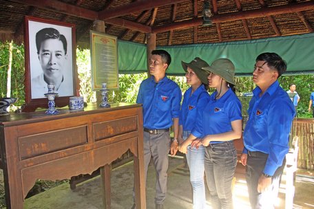 Đoàn viên thanh niên tỉnh Vĩnh Long đến thăm ngôi nhà làm việc của đồng chí Phạm Hùng tại Căn cứ Trung ương Cục miền Nam (Tây Ninh).