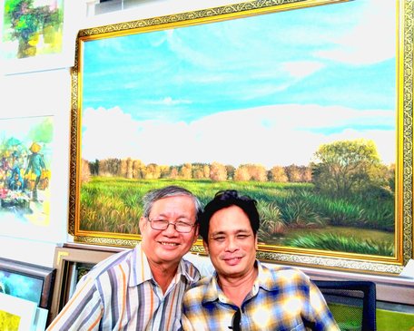 Họa sĩ Lương Trí Minh Nhựt (phải)- Giám đốc Công ty TNHH MTV Mỹ thuật và Tổ chức sự kiện Art Gallery Minh Nhựt, cùng họa sĩ Đặng Can.