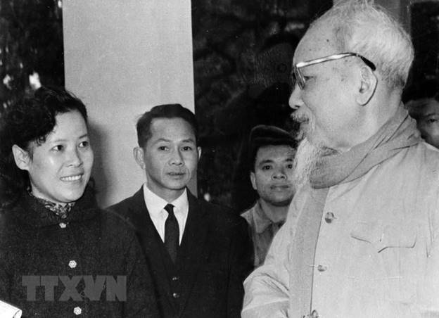  Chủ tịch Hồ Chí Minh dặn dò nữ phóng viên Tuệ Oanh của Việt Nam Thông tấn xã về cách viết tin trong dịp đưa tin cuộc bầu cử Quốc hội khóa III (26/4/1964). (Ảnh: Tư liệu TTXVVN)