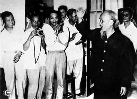  Chủ tịch Hồ Chí Minh gặp gỡ các đại biểu dự Đại hội đại biểu Hội Nhà báo Việt Nam lần thứ III, tháng 3/1963. (Ảnh: Tư liệu/TTXVN)