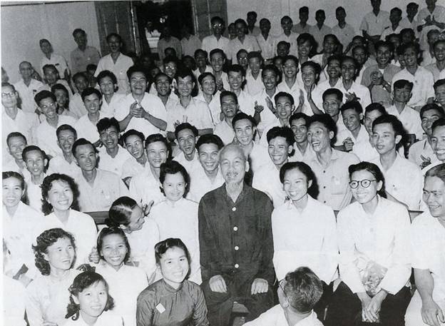  Tại Đại hội lần thứ III Những người viết báo Việt Nam, Chủ tịch Hồ Chí Minh căn dặn: 'Cán bộ báo chí cũng là chiến sỹ cách mạng. Cây bút, trang giấy là vũ khí sắc bén (8/9/1962). (Ảnh: Tư liệu/TTXVN)