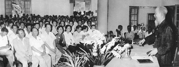  Tại Đại hội lần thứ III Những người viết báo Việt Nam, Chủ tịch Hồ Chí Minh căn dặn: 'Cán bộ báo chí cũng là chiến sỹ cách mạng. Cây bút, trang giấy là vũ khí sắc bén” (8/9/1962). Ảnh: Tư liệu/TTXVN)