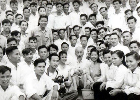  Chủ tịch Hồ Chí Minh với các nhà báo, năm 1960. (Ảnh: Tư liệu TTXVN)