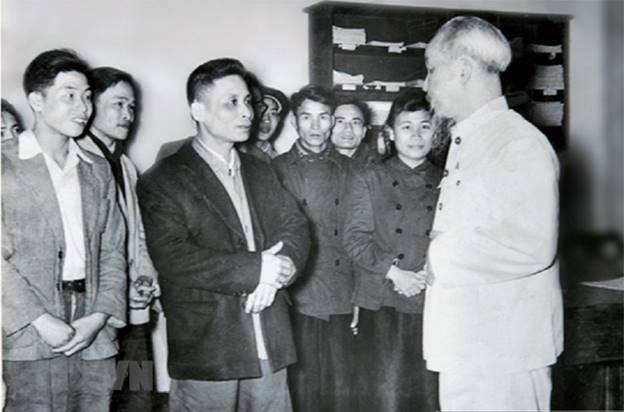  Bác Hồ thăm và chúc Tết cán bộ, phóng viên Báo Nhân Dân, năm 1957. (Ảnh: Tư liệu/TTXVN)