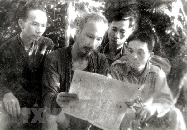  Chủ tịch Hồ Chí Minh cùng các đồng chí Trường Chinh, Lê Đức Thọ, Võ Nguyên Giáp đọc báo tại ATK Thái Nguyên, năm 1947. (Ảnh: Tư liệu/TTXVN)