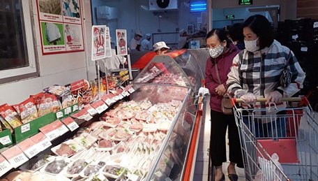 Người tiêu dùng mua thịt lợn tại siêu thị BigC (Hà Nội). (Ảnh: TTXVN)