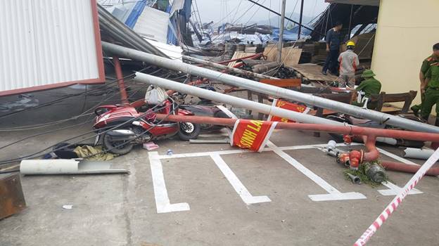  Hiện trường đổ nát sau trận lốc xoáy tại Khu nhà xưởng của Công ty Trách nhiệm hữu hạn Kiều Thi Junma. (Ảnh: Nguyễn Trọng Lịch/TTXVN)