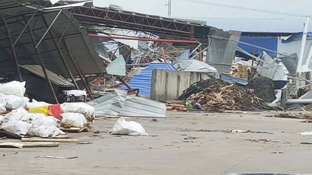  Hiện trường đổ nát sau trận lốc xoáy tại Khu nhà xưởng của Công ty Trách nhiệm hữu hạn Kiều Thi Junma. (Ảnh: Nguyễn Trọng Lịch/TTXVN)