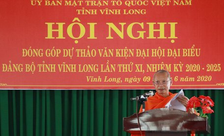 Thượng tọa Sơn Ngọc Huynh- Chủ tịch Hội Đoàn kết sư sãi yêu nước tỉnh- đóng góp ý kiến vào dự thảo văn kiện.  
