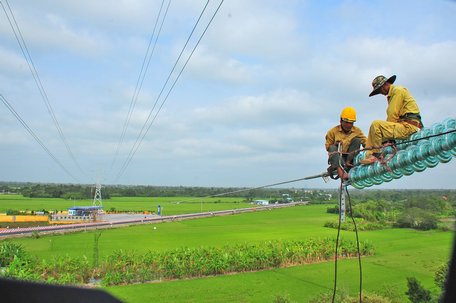 5 năm qua, Công ty Điện lực Vĩnh Long đã bố trí gần 530 tỷ đồng để đầu tư và sửa chữa lưới điện, phục vụ tốt hơn nhu cầu nhân dân.   Ảnh minh họa: VINH HIỂN