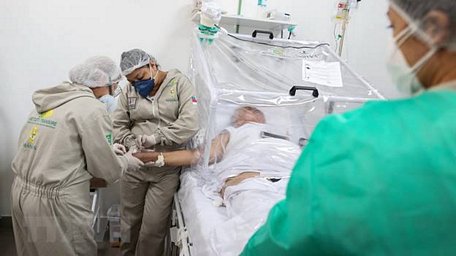 Bệnh nhân COVID-19 được điều trị tại bệnh viện ở Manaus, Brazil ngày 8/6. (Ảnh: AFP/TTXVN)