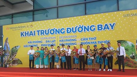 Tặng hoa cho những hành khách đầu tiên và tổ bay trên chuyến bay Hải Phòng-Phú Quốc của Vietnam Airlines. (Ảnh: Việt Hùng/Vietnam+)