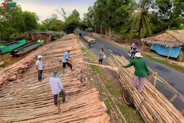 “Chợ tràm” nằm ven theo tuyến lộ Cà Mau - U Minh, đoạn hai bên đầu kênh Khai Hoang (xã Nguyễn Phích, huyện U Minh).