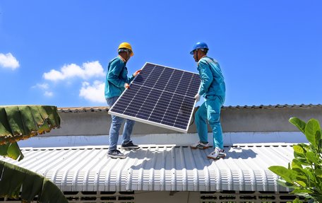 Viettel lắp điện năng lượng mặt trời áp mái cho hộ kinh doanh ở xã Tân Quới (Bình Tân).