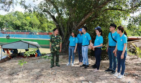 Tuổi trẻ Đoàn khối hào hứng lắng nghe câu chuyện chiến sĩ vùng biên tại Trạm Kiểm soát Biên phòng Hòa Hiệp thuộc Đồn Biên phòng Lò Gò.
