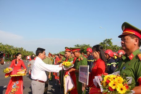 Phó Chủ tịch UBND tỉnh Vĩnh Long Trần Hoàng Tựu- tặng hoa và cờ lưu niệm cho các đoàn vận động viên.