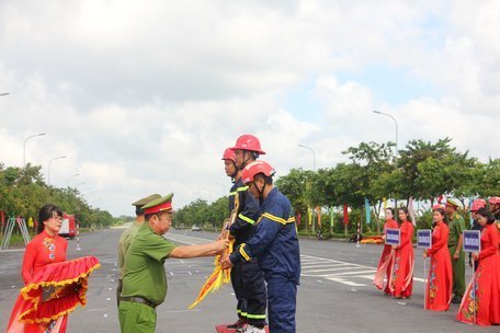 Đại tá Huỳnh Thanh Mộng- Phó Giám đốc Công an tỉnh Vĩnh Long tặng thưởng cho các đội đạt thành tích cao ở nội dung thi đội hình máy bơm chữa cháy phun nước tiêu điểm.