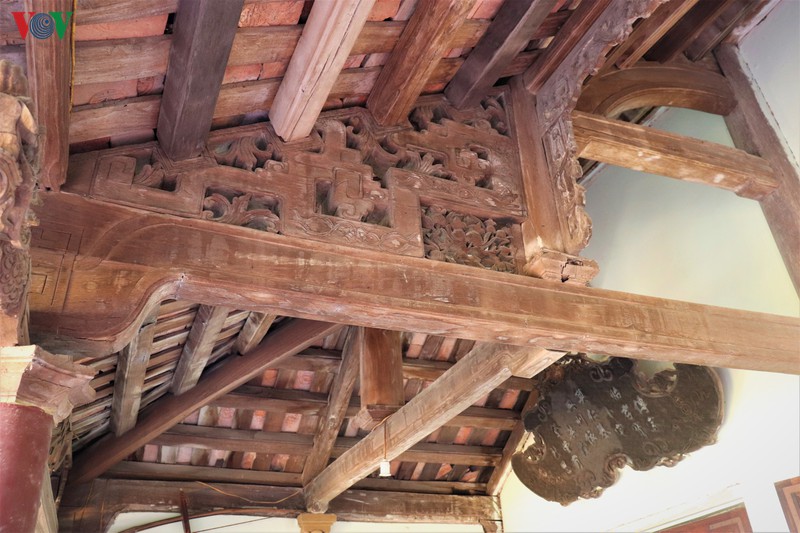 Mỗi cửa phụ ở hai bên được treo một bức khánh, nóc nhà bằng gỗ xoan, gỗ mít đều giữ được nguyên vẹn từ thời ông Chánh tổng họ Trịnh.