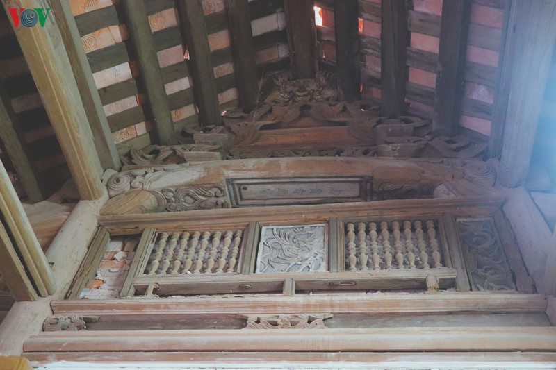 Nóc chính của căn nhà được thiết kế theo lối chồng rường, mỗi chi tiết đều được đục, chạm rồng phượng cầu kỳ, mang đậm nét kiến trúc cổ của người Việt.