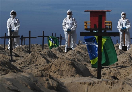 Nhóm tình nguyện đào huyệt mộ giả trên bãi biển Copacabana,để tưởng nhớ những người đã tử vong vì dịch bệnh viêm đường hô hấp cấp COVID-19 tại Rio de Janeiro, Brazil, ngày 11/6/2020. Ảnh: AFP/TTXVN