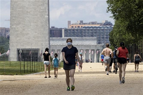 Người dân đeo khẩu trang phòng lây nhiễm COVID-19 tại Washington D.C., Mỹ ngày 23/5/2020. Ảnh: THX/ TTXVN