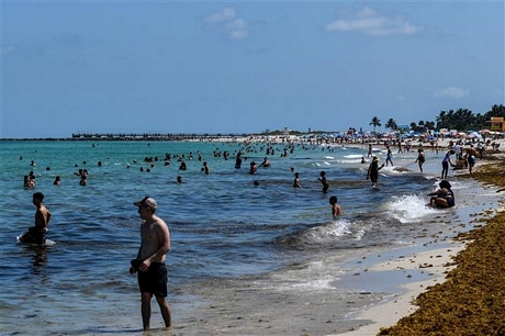 Người dân tắm biển tại thành phố Miami, bang Florida, Mỹ ngày 10/6/2020. Ảnh: AFP/TTXVN
