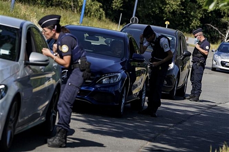 Cảnh sát Pháp kiểm tra tại trạm kiểm soát ở khu vực biên giới Pháp và Bỉ , ngày 30/5/2020. Ảnh: AFP/TTXVN