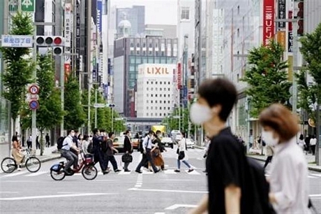 Người dân đi bộ tại quận mua sắm Ginza ở Tokyo, Nhật Bản, ngày 26/5/2020. Ảnh: Kyodo/TTXVN