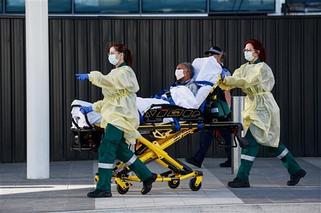 Chuyển bệnh nhân nhiễm COVID-19 tới bệnh viện ở Adelaide, Australia, ngày 21/4/2020. Ảnh: AFP/TTXVN