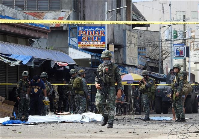 Cảnh sát và binh sĩ Philippines được triển khai tại hiện trường một vụ tấn công ở tỉnh Sulu. Ảnh tư liệu: AFP/TTXVN