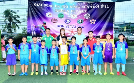 Đội Toàn Anh FC (TP Vĩnh Long) nhận HCB.