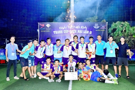 Đội Lộc Tài FC nhận giải thưởng vô địch.
